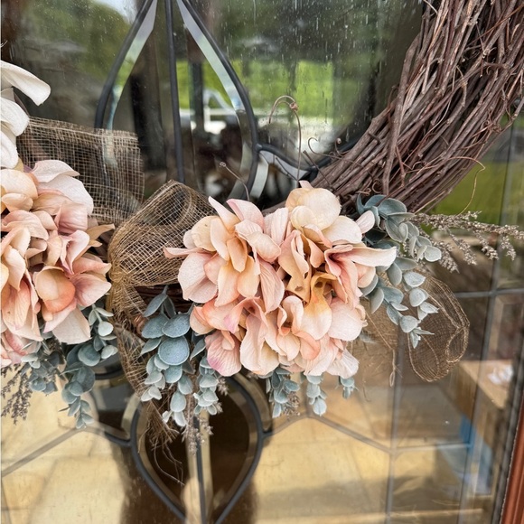 22 Inch Beautiful Summer Floral Twig Wreath with Peach and Cream Flowers- Burlap - Picture 3 of 7